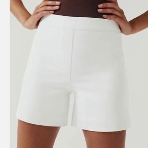 NWT SPANX ON THE GO SHORTS IN WHITE:  SZ MED